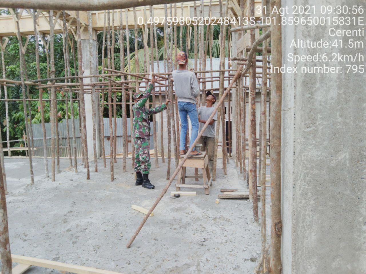 Babinsa Koramil 06/Cerenti Kodim 0302/Inhu Bantu Warga  Binaan Membangun Rumah di Kelurahan Koto Peraku