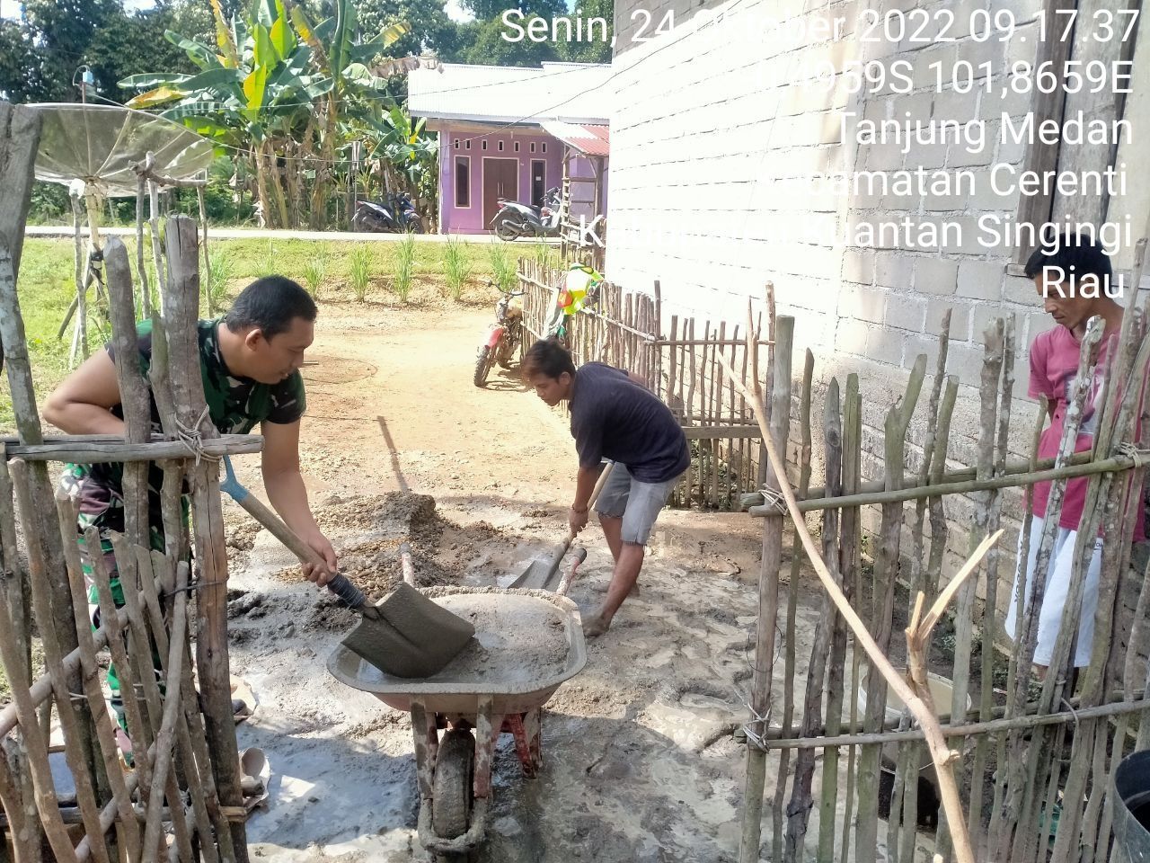 Bangun Keakraban Babinsa Koramil 06/Cerenti Dim 0302/Inhu Bantu Pembuatan Dapur Rumah Warga Di Desa Tanjung Medan