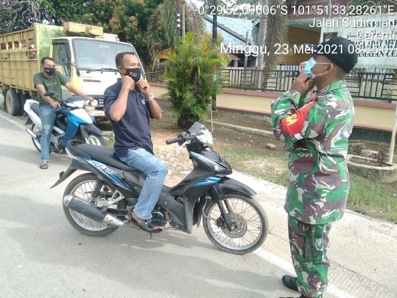 Usaha Memberikan Kesadaran Babinsa Koramil 06/ Cerenti Kodim 0302/ Inhu Bagikan Masker Kepada Warga