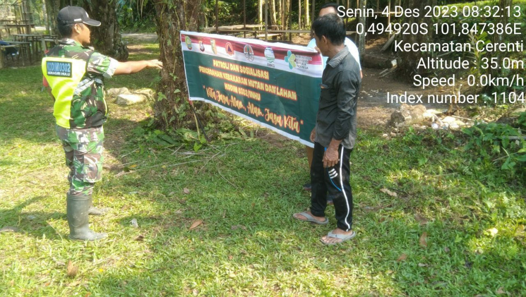 Di Desa Kompe Berangin Kecamatan Cerenti, Babinsa Koramil 06/ Cerenti Kodim 0302/Inhu Patroli Dan Sosialisasi Kebakaran Hutan Dan Lahan