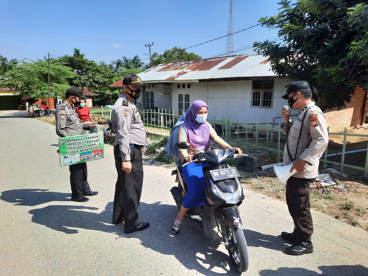 Hari Pasar Rakyat, Kapolsek Bandar Sei Kijang Langsung Turun Sosialisasi Prokes
