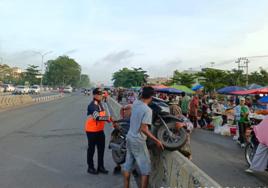 Flyover Arengka Jadi 'Parkiran Liar', Dishub Pekanbaru: Ini Sangat Berbahaya!