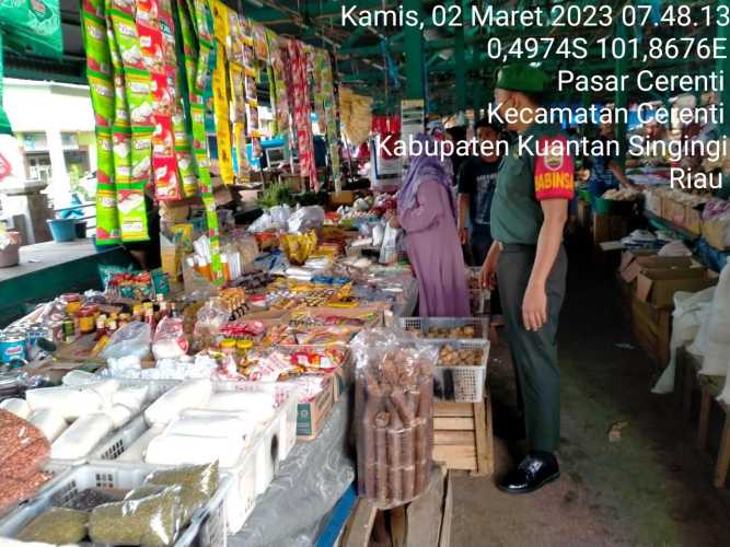 Kopda Muhamad Soleh Anggota Babinsa Koramil 06/Cerenti Kodim 0302/Inhu Pantau Perkembangan Harga Kebutuhan Pokok Di Wilayah Kecamatan Cerenti