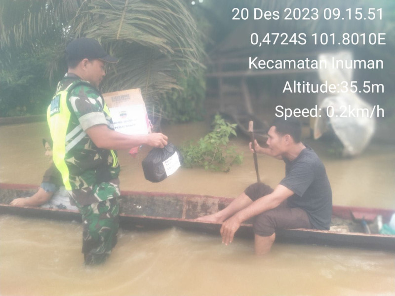 Serka Efison Dan Rekan-rekan Babinsa Koramil 06/Cerenti Kodim 0302/Inhu Bersama Mitra Karib Babinsa Berikan Bantuan Sembako Untuk Warga Kena Banjir Di Kecamatan Inuman