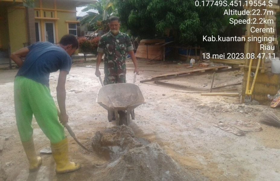 Jalin Kebersamaan Dengan Desa Binaan, Babinsa Koramil 06/Cerenti Kodim 0302/Inhu Gotong Royong Dengan Warga  Masyarakat Membantu Membangun Rumah Milik Warga