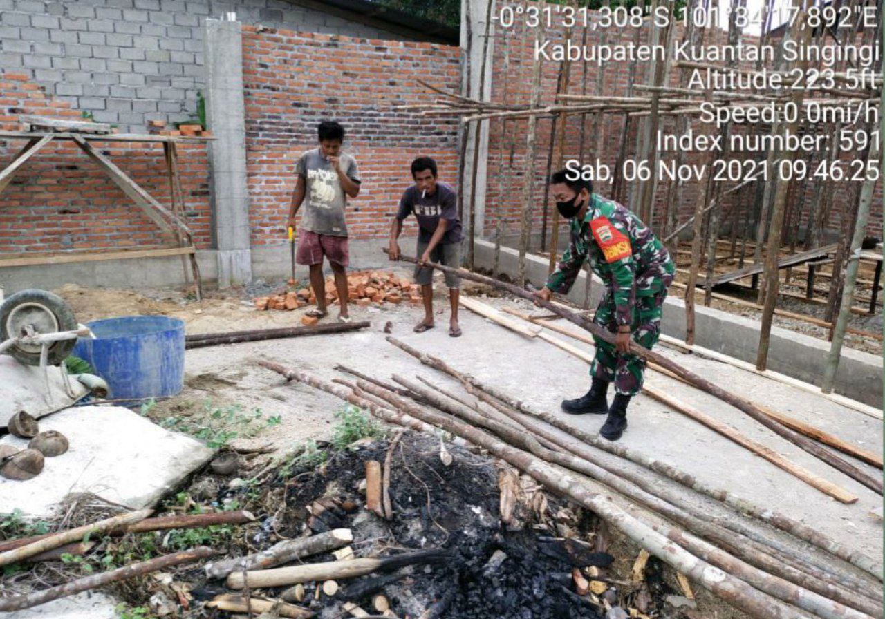 Babinsa Koramil 06 Cerenti  Kodim 0302 Inhu Babinsa Membantu Masyarakat Membuat Rumah di Ketaping Jaya Kecamatan Inuman