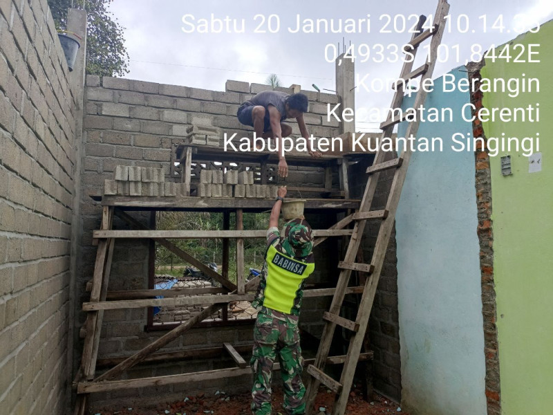 Pratu Dandi Zulfahmi Babinsa Koramil 06/Cerenti  Kodim 0302/Inhu Bantu Warga Memasang Batako