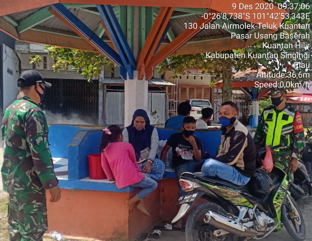 Sertu Ardiman Johari Anggota Koramil 07/ Kuantan Hilir 0302/Inhu Melaksanakan Sosialisasi Wajib Pakai Masker