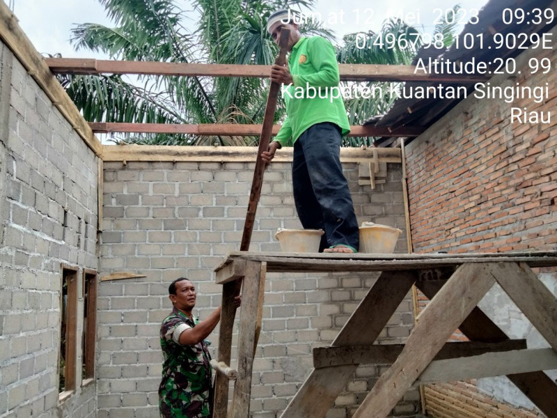 Bangun Keakraban Babinsa Koramil 06/Cerenti Dim 0302/Inhu Membantu Warga  Membuat Rumah Di Desa Binaan