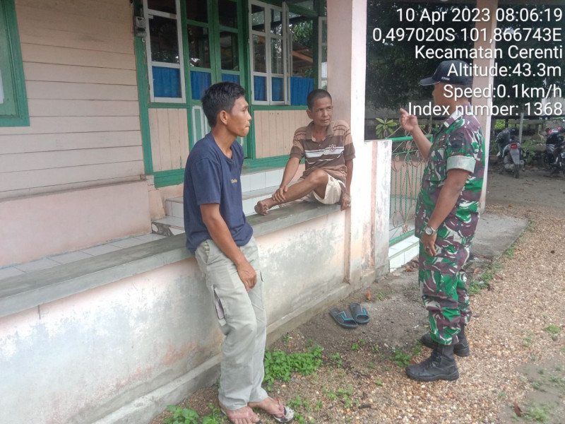 Kopda Junedi Babinsa Koramil 06/Cerenti Kodim 0302/Inhu Senantiasa Laksanakan Komsos Kepada Warga Desa Tanjung Medan Kecamatan Cerenti Dibulan Suci Ramadhan