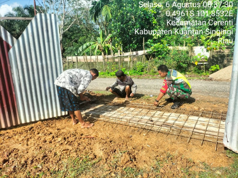 Babinsa Koramil 06/ Cerenti Kodim 0302/Inhu  Bergotong Royong  Dengan Masyarakat Desa Pesikaian Kecamatan Cerenti Kabupaten Kuansing 