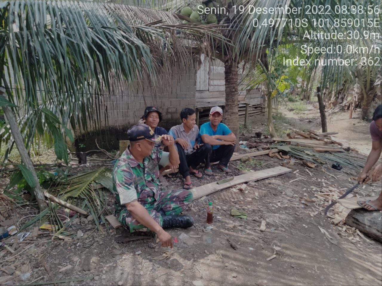 Babinsa Koramil 06/Cerenti Kodim 0302/Inhu, di Tanjung Medan Kecamatan Cerenti Serda Juanda Melaksanakan Komsos Dengan Masyarakat Binaan
