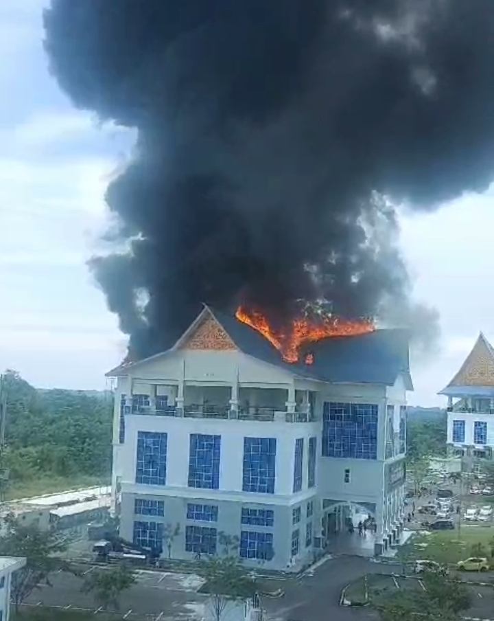 Kantor Dishub Pekanbaru Terbakar, Asap Hitam Membara
