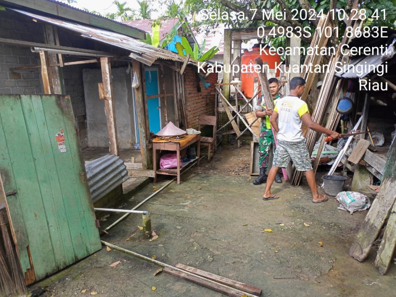 Babinsa Koramil 06/Cerenti  Kodim 0302/Inhu Gotong Royong Bersama Warga Desa Pulau Bayur Kecamatan Cerenti Kabupaten Kuantan Singingi