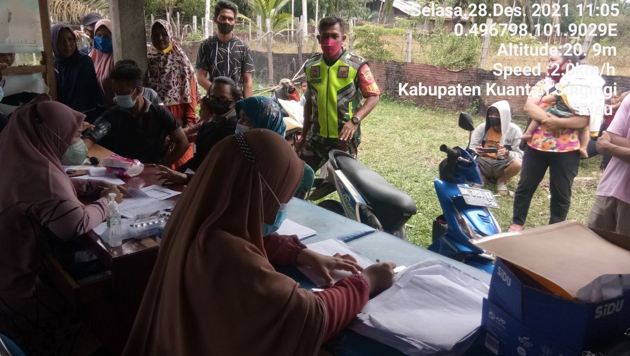 Babinsa Koramil 06/Cerenti  Kodim 0302/Inhu Dampingi Dan Pantau Pelaksanaan Vaksinasi Covid 19 di Tanjung Medan Kecamatan Cerenti