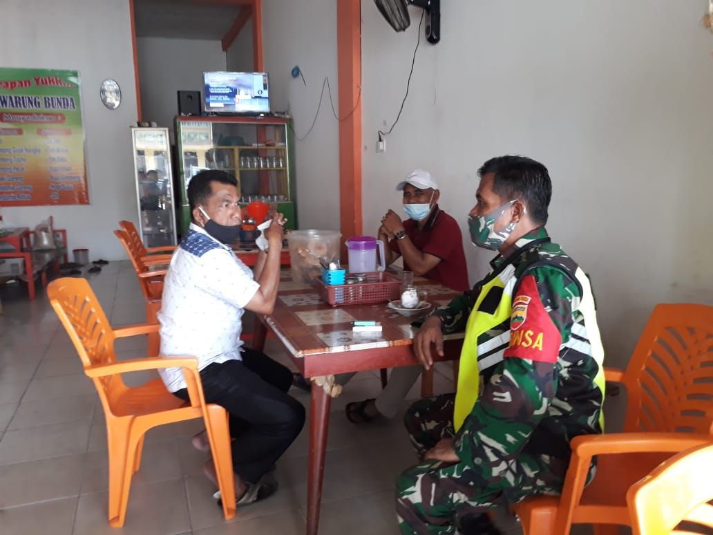 Babinsa Ramil 07 Kuantan Hilir Dim 0302 Inhu Komsos Dengan Kades Dan Masyarakat Sungai Sorik