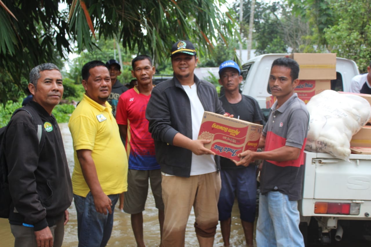 Peduli Banjir Ketua DPRD Kuansing Salurkan Bantuan.