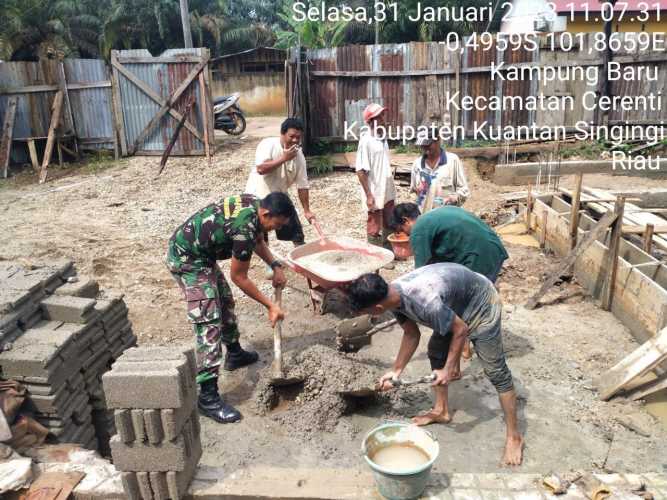 Bangun Keakraban Babinsa Koramil 06/Cerenti Dim 0302/Inhu Bantu Warga Membuat Rumah Di Desa Kampung Baru Cerenti