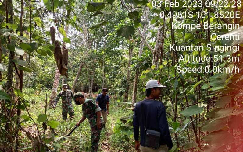 Tingkatkan Patroli Kewilayah,Babinsa Koramil 06/Cerenti Dim 0302/Inhu di Desa Kompe Berangin Ingatkan Warga Dengan Bahaya Karhutlah