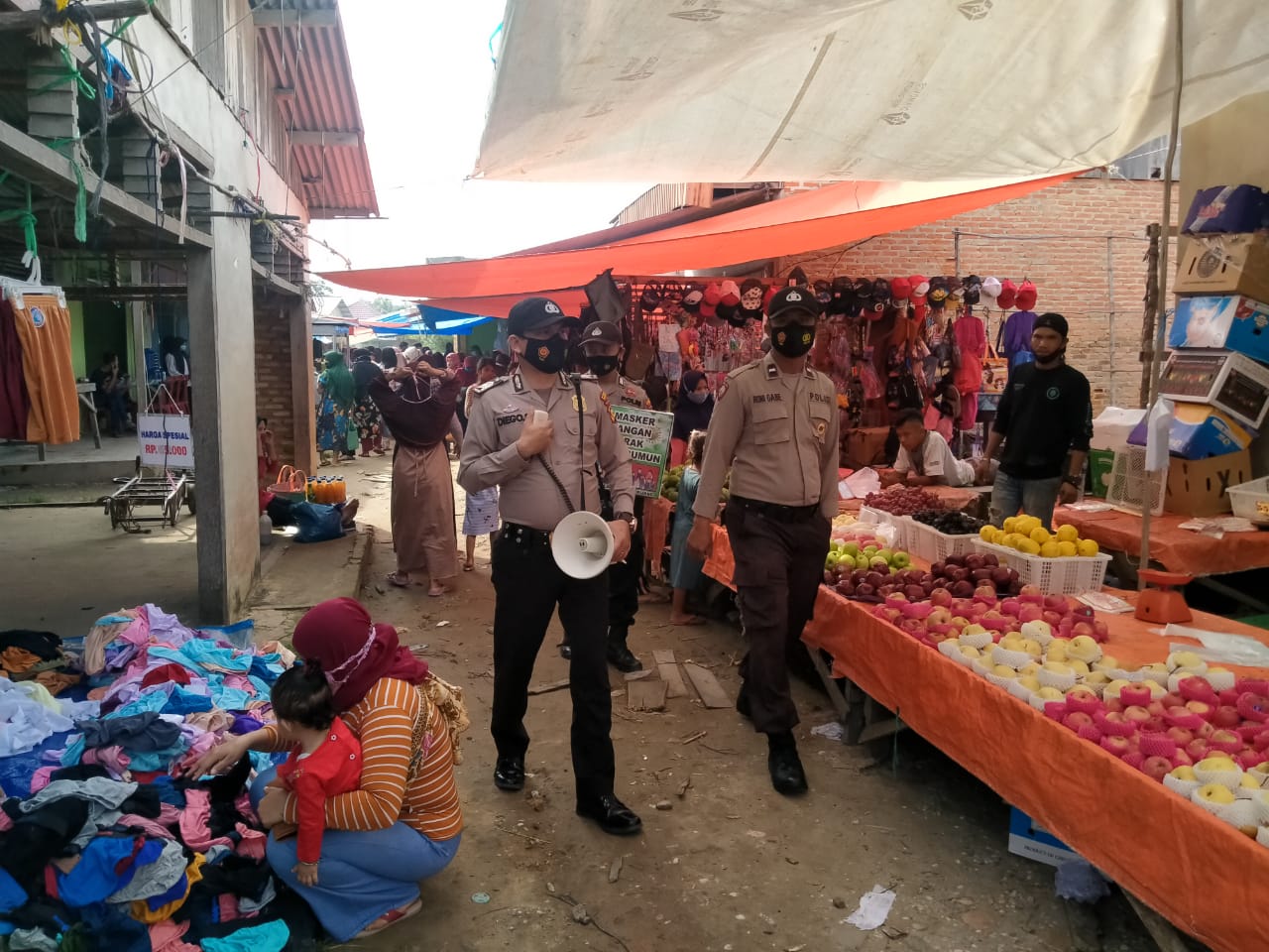 Kapolsek Bandar Sei Kijang Cek Prokes Masyarakat di Pasar