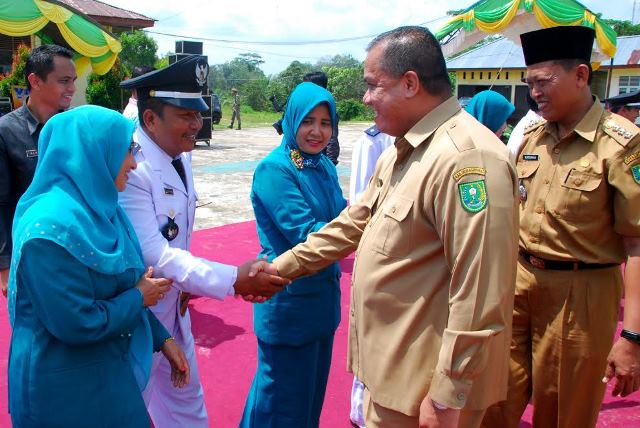 Bupati Yopi Hadiri Pelantikan Lima Pj Kades di Dua Kecamatan Ini