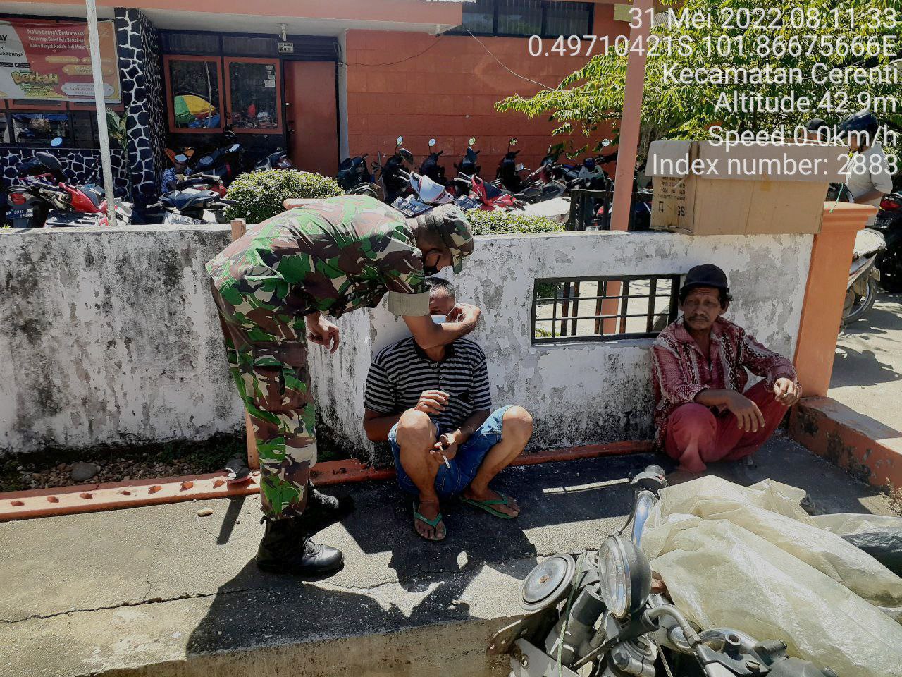 Babinsa Koramil 06/Cerenti Kodim 0302/Inhu Bagikan Masker Kepada Warga Desa Pulau Jambu Kecamatan Cerenti