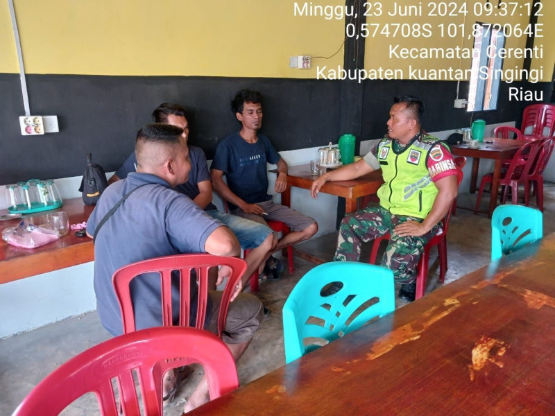 Babinsa Koramil 06/Cerenti Kodim 0302/Inhu Mengajak Masyarakat Untuk Senantiasa Hidup Bersih Pada Saat Komsos Dengan Warga Binaan