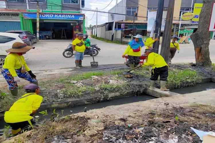 Pasukan Kuning PUPR Kota Pekanbaru Bersihkan Drainase di Jalan Tuanku Tambusai
