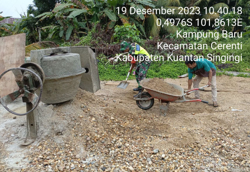 Babinsa Koramil 06/Cerenti  Kodim 0302/Inhu Bantu  Warga Membangun Rumah Dhuafa Warga Desa Kampung Baru Kecamatan Cerenti Kabupaten Kuantan Singingi