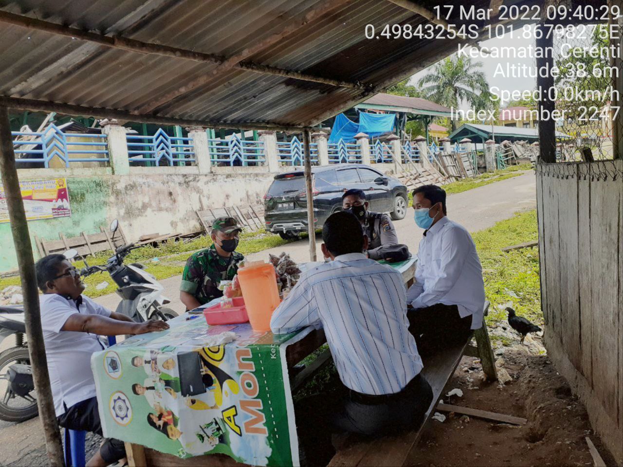 Jalin Silaturahmi Babinsa Koramil 06/Cerenti  Kodim 0302/Inhu Komsos Dengan Warga Pasar Cerenti Kecamatan Cerenti Kabupaten Kuansing