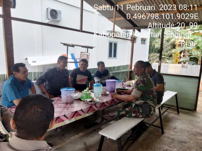 Babinsa Koramil 06/Cerenti Kodim 0302/Inhu Komsos Dengan Warga Binaan Memberikan Pengertian Tentang Pentingnya Menjaga Keamanan di Desa Kampung Baru Timur 