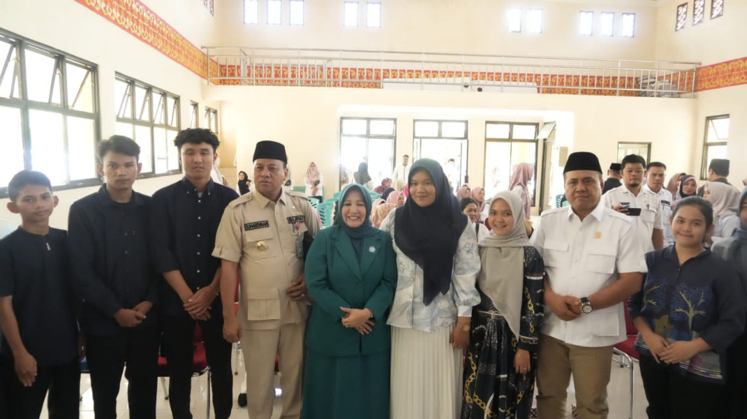 Herni Berlinang Air Mata  Anak-Nya Diberikan Beasiswa Oleh Bupati Ke IPB