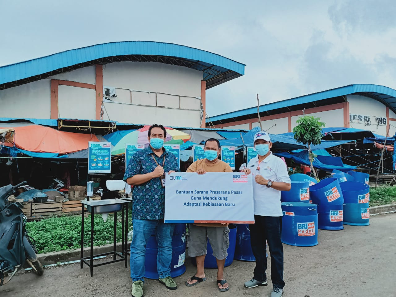 BRI Cabang Teluk Kuantan Salurkan Bantuan Program CRS Berupa Wastapel  Dan Tong Sampah