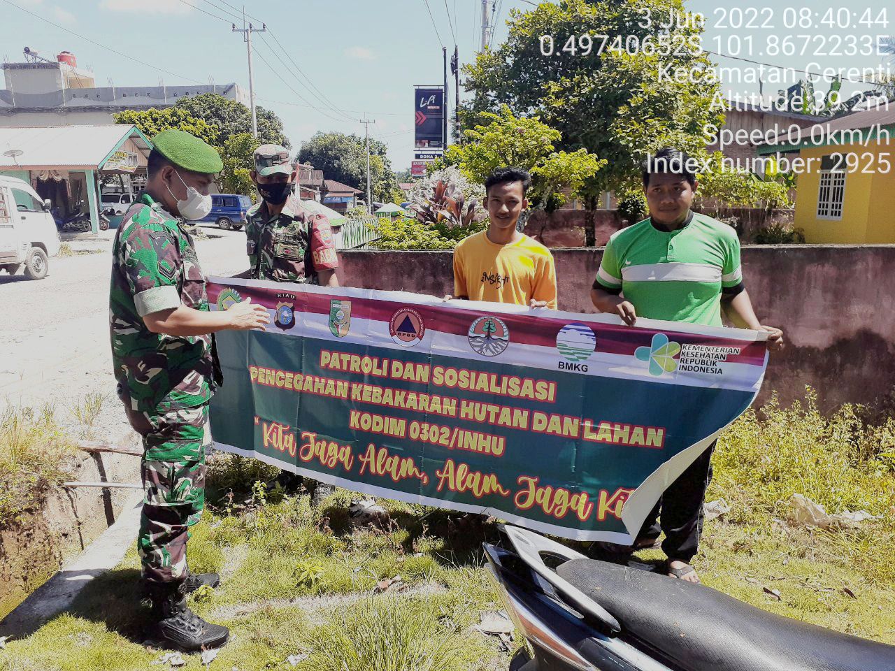 Sertu Efison Bersama Babinsa Koramil 06/Cerenti Kodim 0302/Inhu Lainnya Laksanakan Sosialisasi dan  Patroli Untuk Cegah Kebakaran Hutan Dan Lahan di Kelurahan Koto Peraku