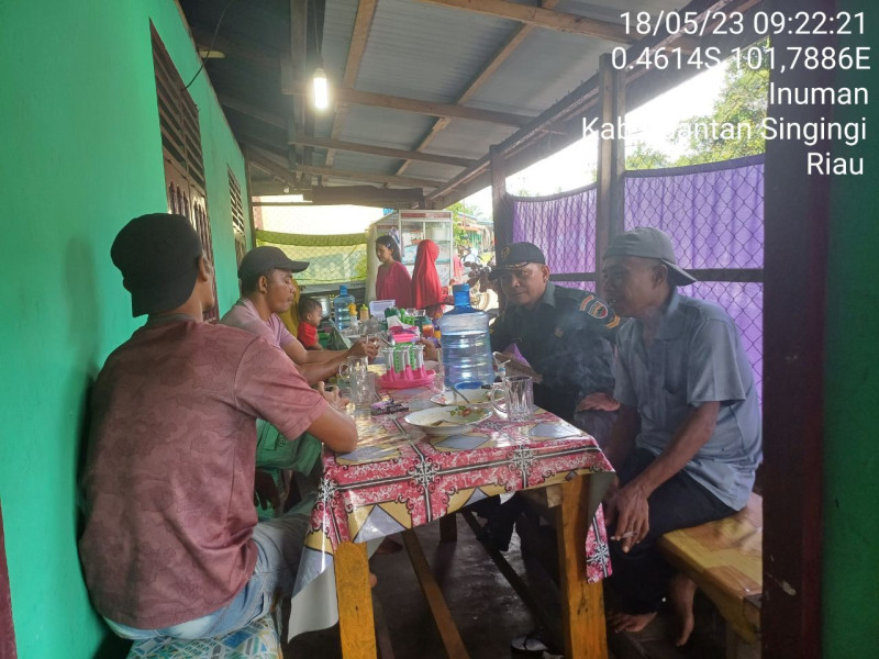 Sertu Efison Babinsa Koramil 06/Cerenti Kodim 0302/Inhu Komsos Dengan Warga Binaannya