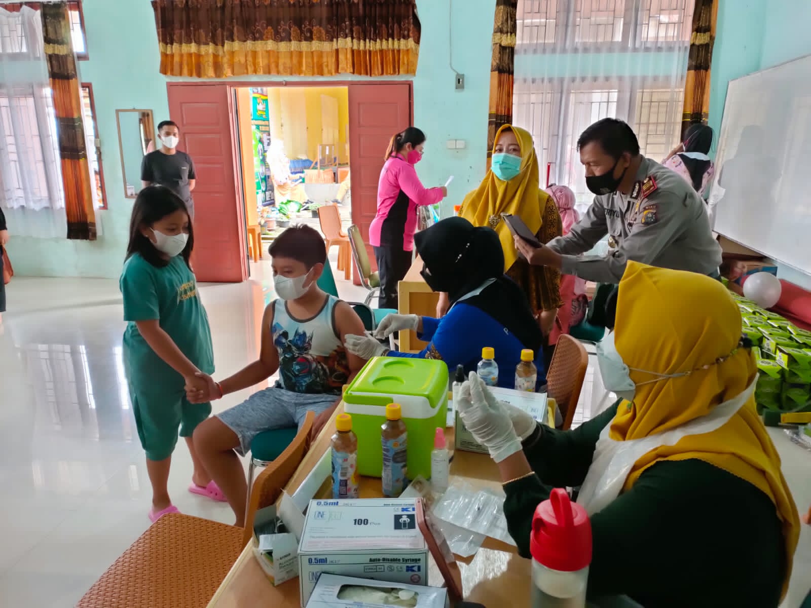 Memperingati Hari Santri Nasional Ke-4, Tim Vaksinator Urkes Polres Kuansing Gelar Vaksin di MAN 1 Kuansing