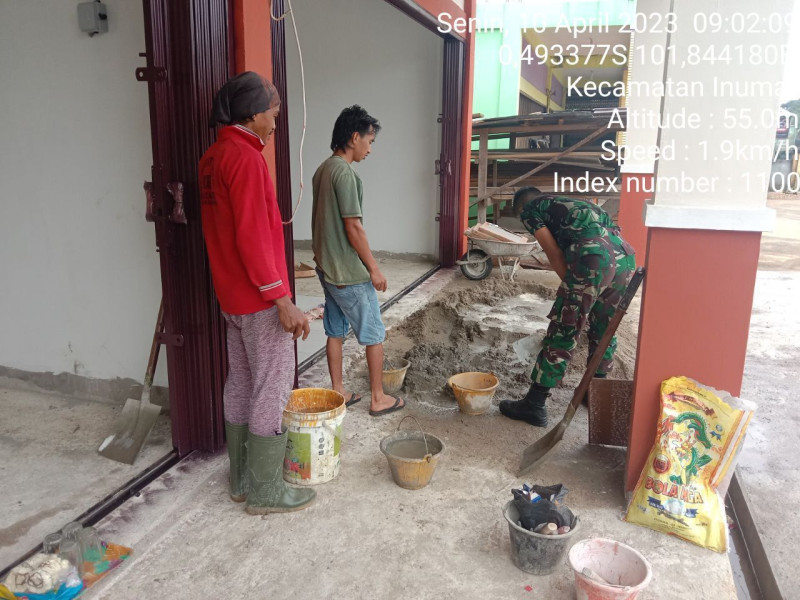 Babinsa Koramil 06/Cerenti Kodim 0302/Inhu Gotong Royong Di Desa Bedeng Sikuran Kecamatan lnuman Sebagai Kampung Pancasila