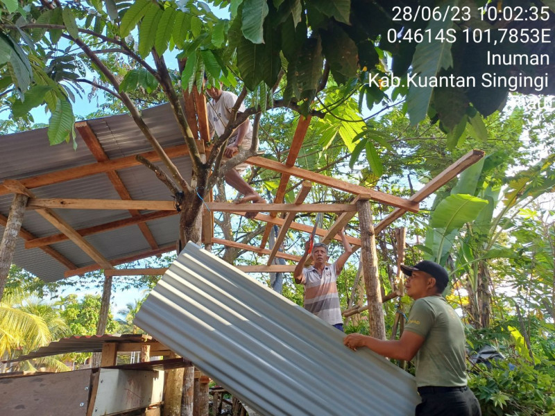 Sertu Efison Babinsa Koramil 06/Cerenti Kodim 0302/Inhu Bantu Warga Binaan Melanjutkan Pembuatan Warung