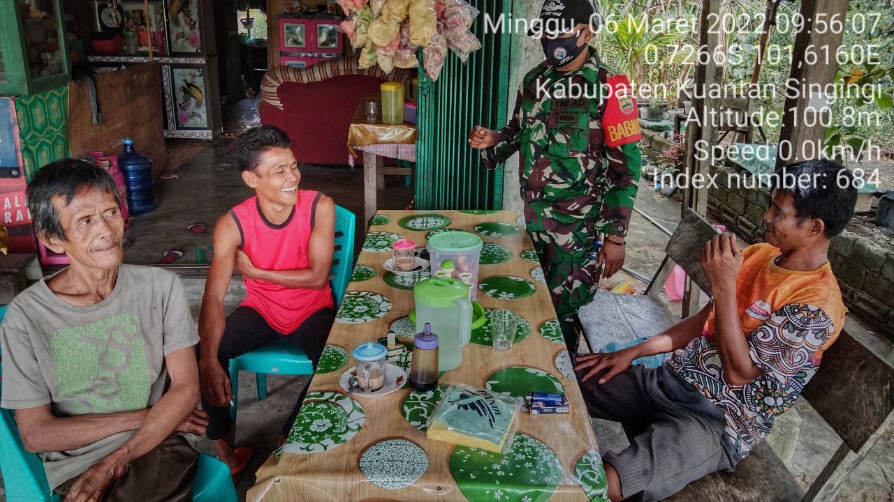 Babinsa Koramil 06/Cerenti  Kodim 0302/Inhu Melaksanakan Komsos Dengan Masyarakat Di Lebuh Lurus Kecamatan Inuman Kabupaten Kuansing