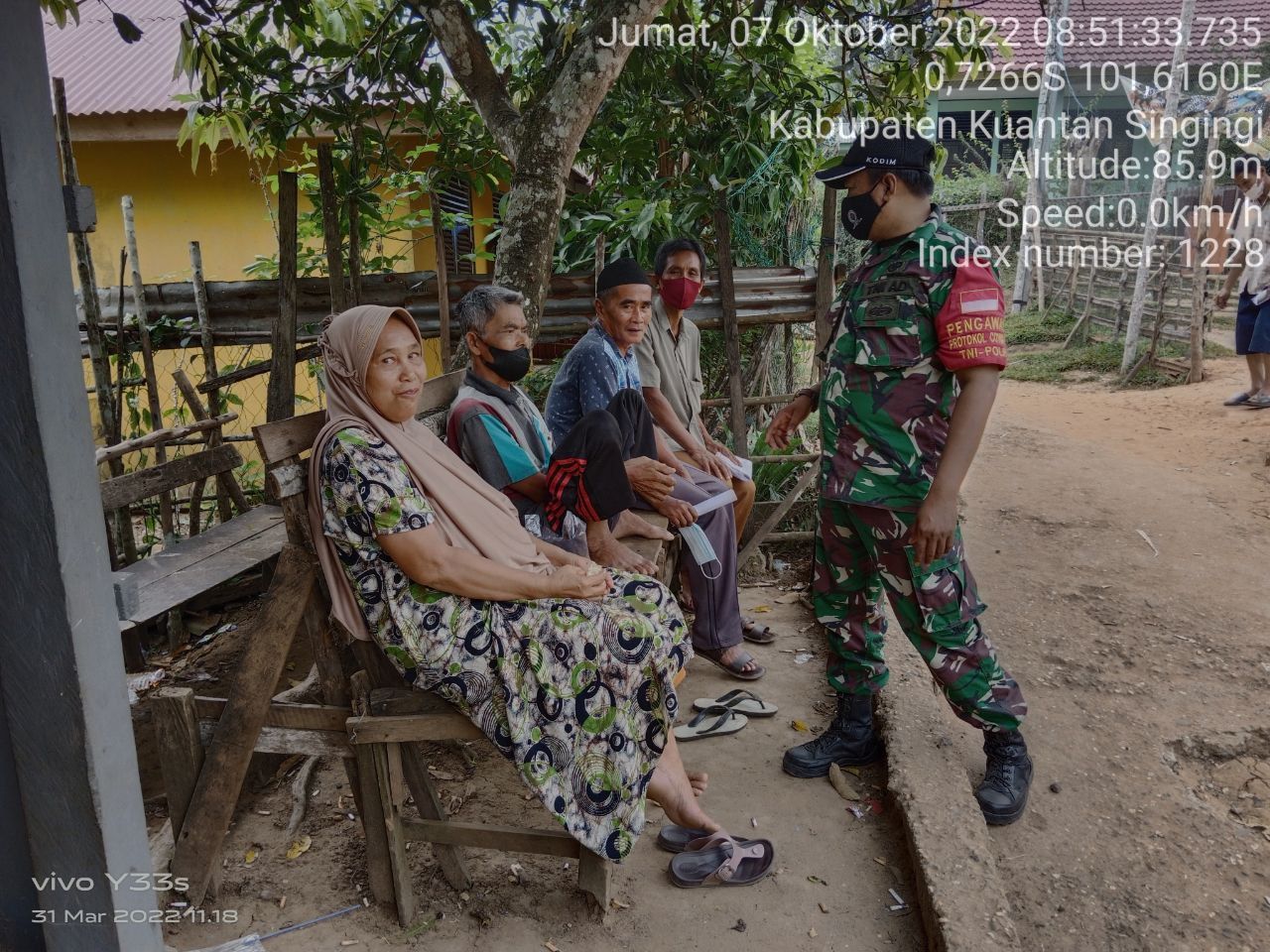 Babinsa Koramil 06 /Cerenti Kodim 0302/ Inhu Komsos Dengan Warga Desa Koto Inuman Kecamatan Inuman Kabupaten Kuantan Singingi