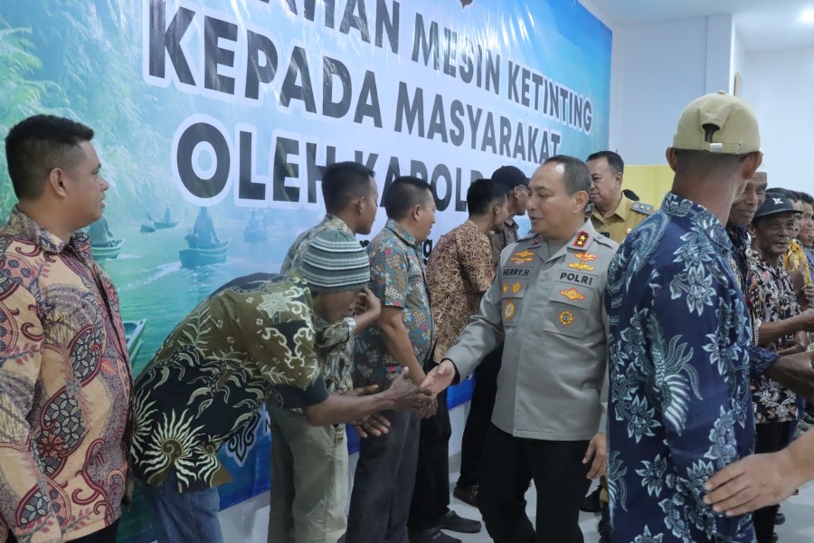 Dorong Ekonomi Pesisir, Kapolda Riau Serahkan 20 Mesin Ketinting untuk Nelayan Meranti