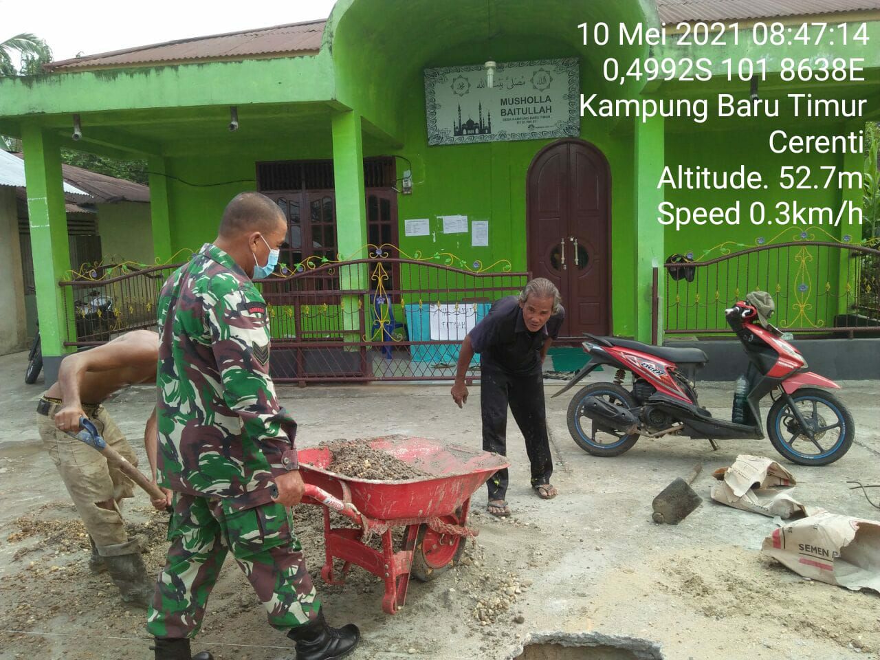 Wujud Kebersamaan, Babinsa Koramil 06/Cerenti Dim 0302/Inhu Gotong Royong Renovasi Mushollah Bersama Warga