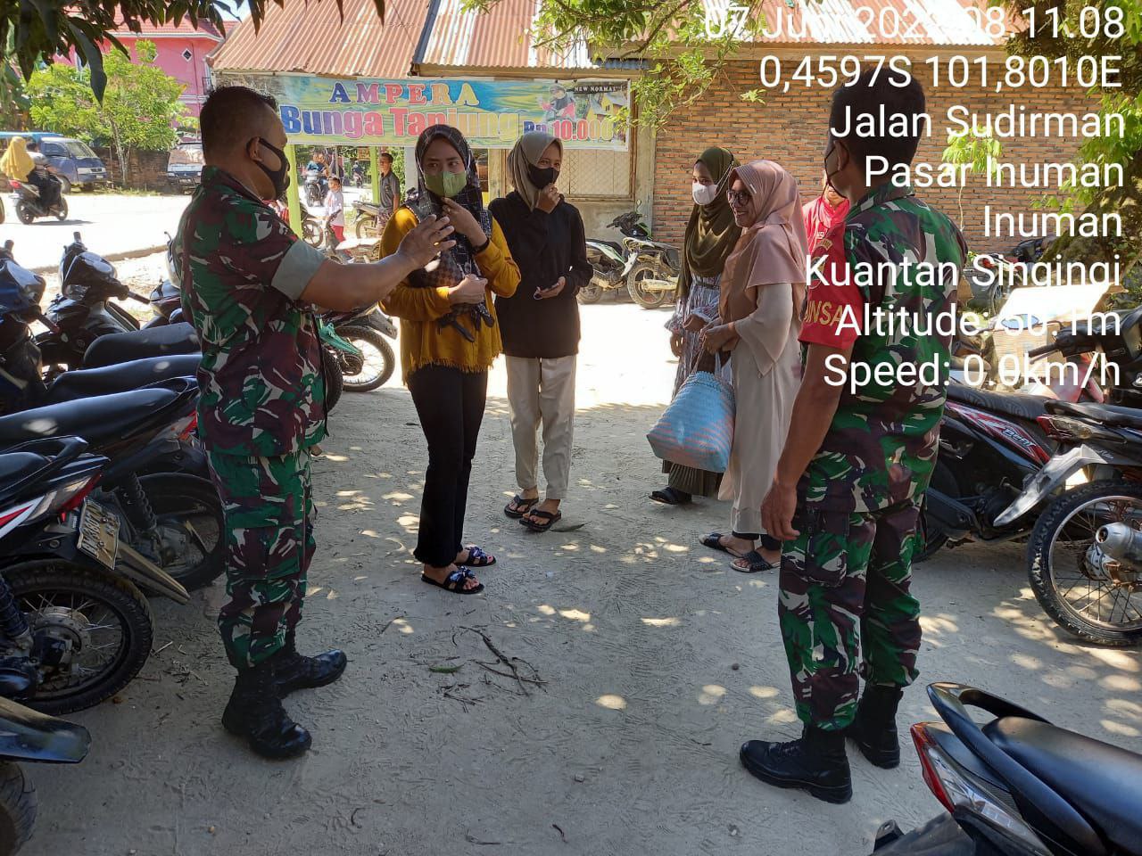 Babinsa Koramil 06/Cerenti Kodim 0302/Inhu Babinsa Wilayah Inuman Berikan Edukasi Dan Sosialisasi Prokes Kepada Warga Di Wilayahnya