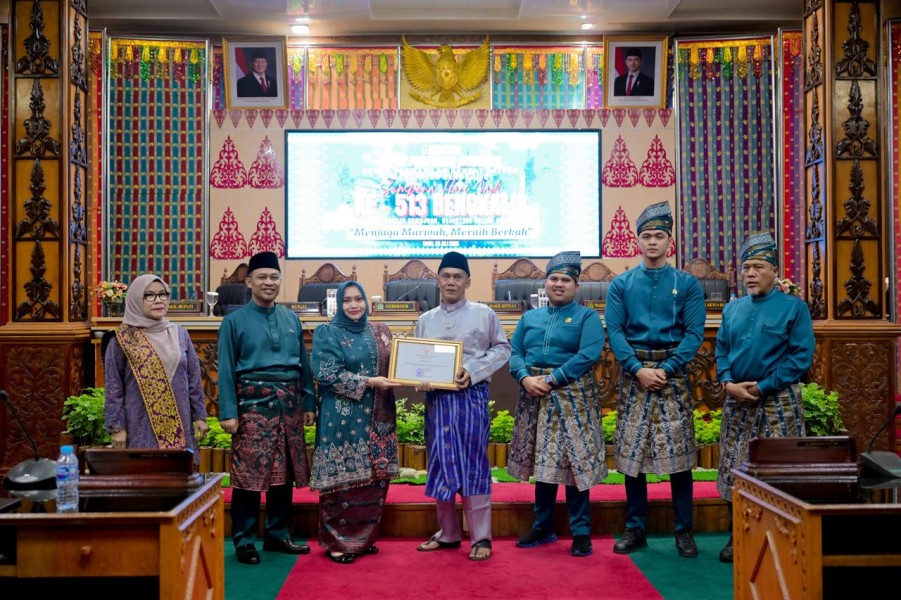 Hadiri Paripurna Istimewa Hari Jadi, Bupati Kasmarni Ajak Masyarakat Satukan Semangat Kebersamaan Membangun Negeri