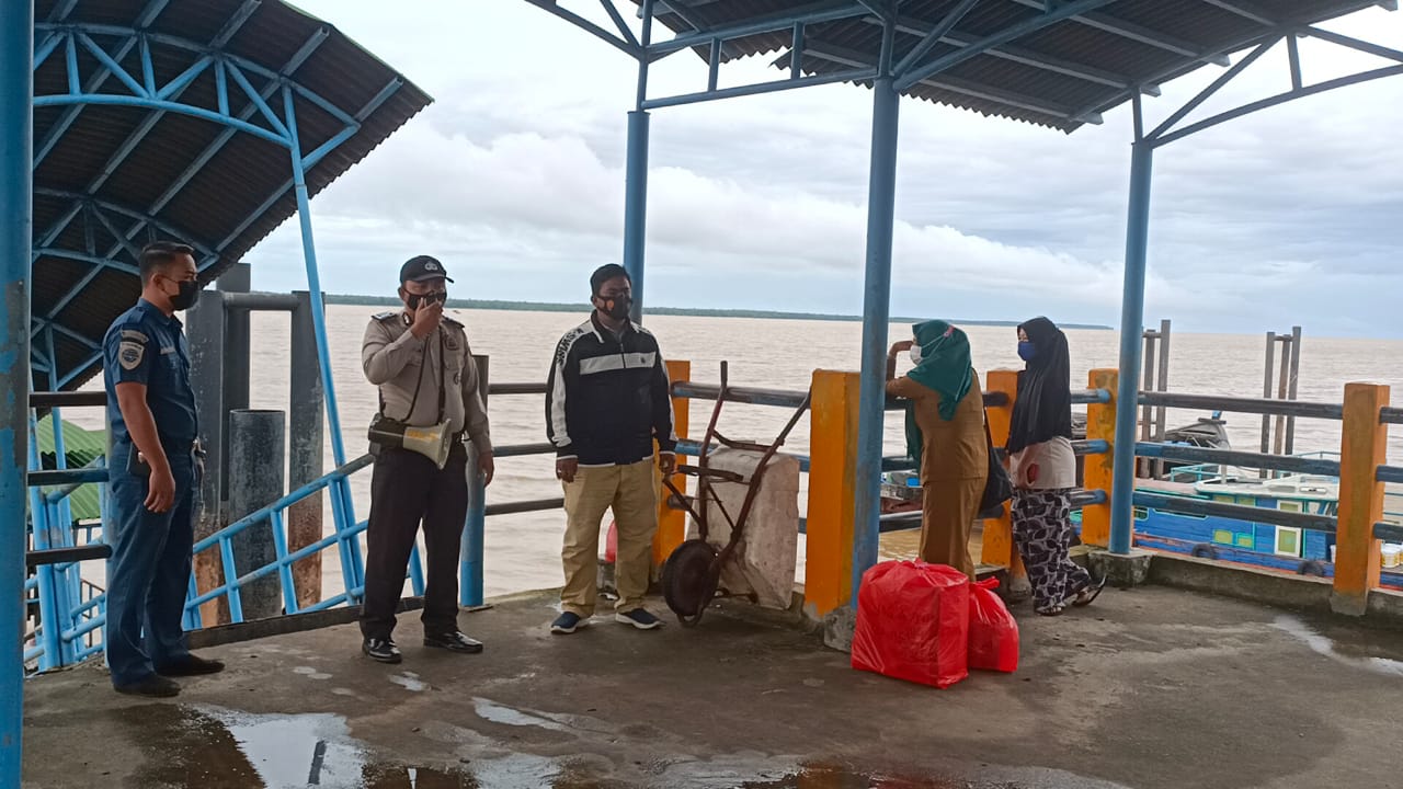 Pantau Prokes di Pelabuhan, Polsek Kuala Kampar Ajak Masyarakat Disiplin