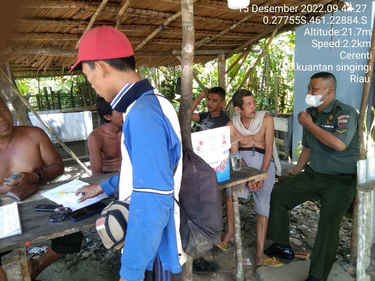 Anggota Koramil 06/Cerenti Kodim 0302/Inhu,Serda Dumen Siregar Tingkatkan Kekompakan, Babinsa Komsos Dengan Warga Binaan