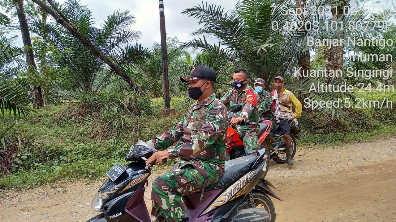 Babinsa Koramil 06/Cerenti Kodim 0302/ Inhu Babinsa Melaksanakan Patroli Dan Sosialisasi Pencegahan Karhutla Desa Binaan di Desa Pulau Sipan