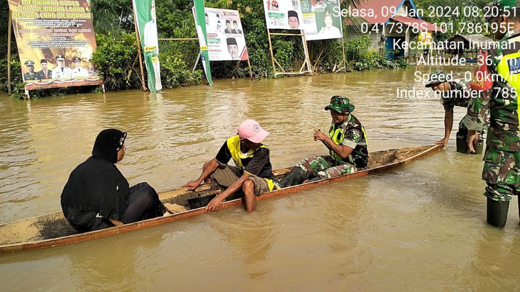 Babinsa Koramil 06/Cerenti Kodim 0302/Inhu Senantiasa Bantu Warga Yang Terkena Banir Dampak Meluap Nya Sungai Batang Kuantan