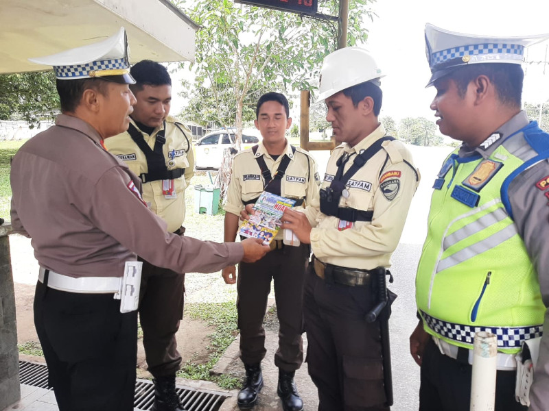Sembari Patroli, Personil Subdit Gakkum Ditlantas Polda Riau Giat Cooling System Guna Sukseskan Pemilu 2024