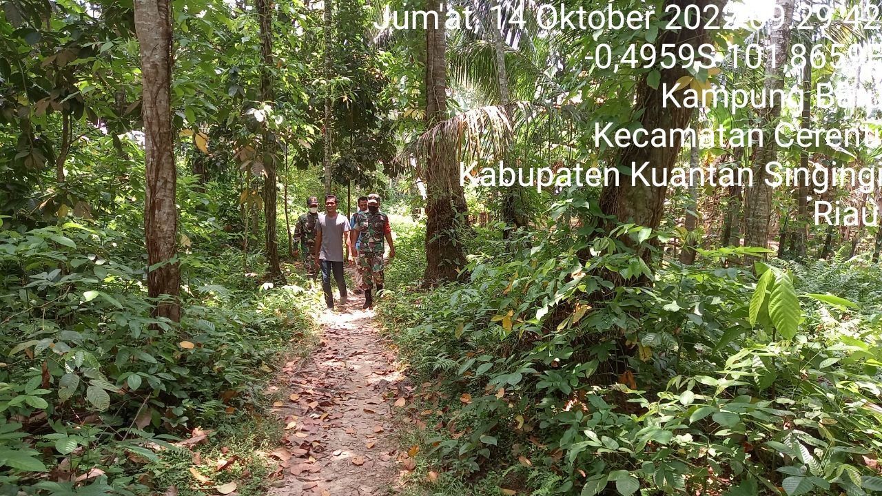 Tingkatkan Pengawasan Karlahut, Babinsa Koramil 06/ Cerenti Kodim 0302/ Inhu,Kopda Muhammad Soleh Laksanakan Patroli dan Sosialisasi Kepada Masyarakat